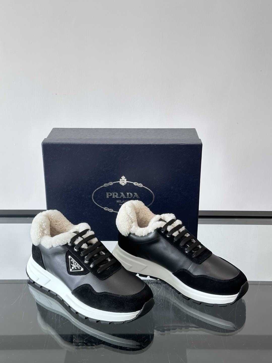 Prada 男士休闲运动鞋，皮革+绒面拼接，质感满分！内衬羊羔绒，秋冬穿超暖又时髦✅厚底设计，缓震效果好