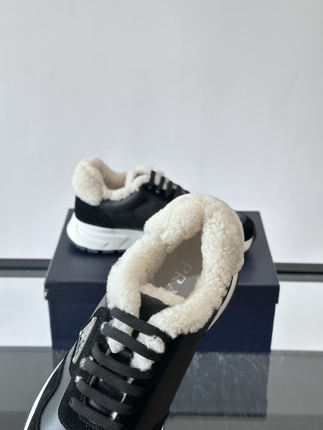 Prada 男士休闲运动鞋，皮革+绒面拼接，质感满分！内衬羊羔绒，秋冬穿超暖又时髦✅厚底设计，缓震效果好