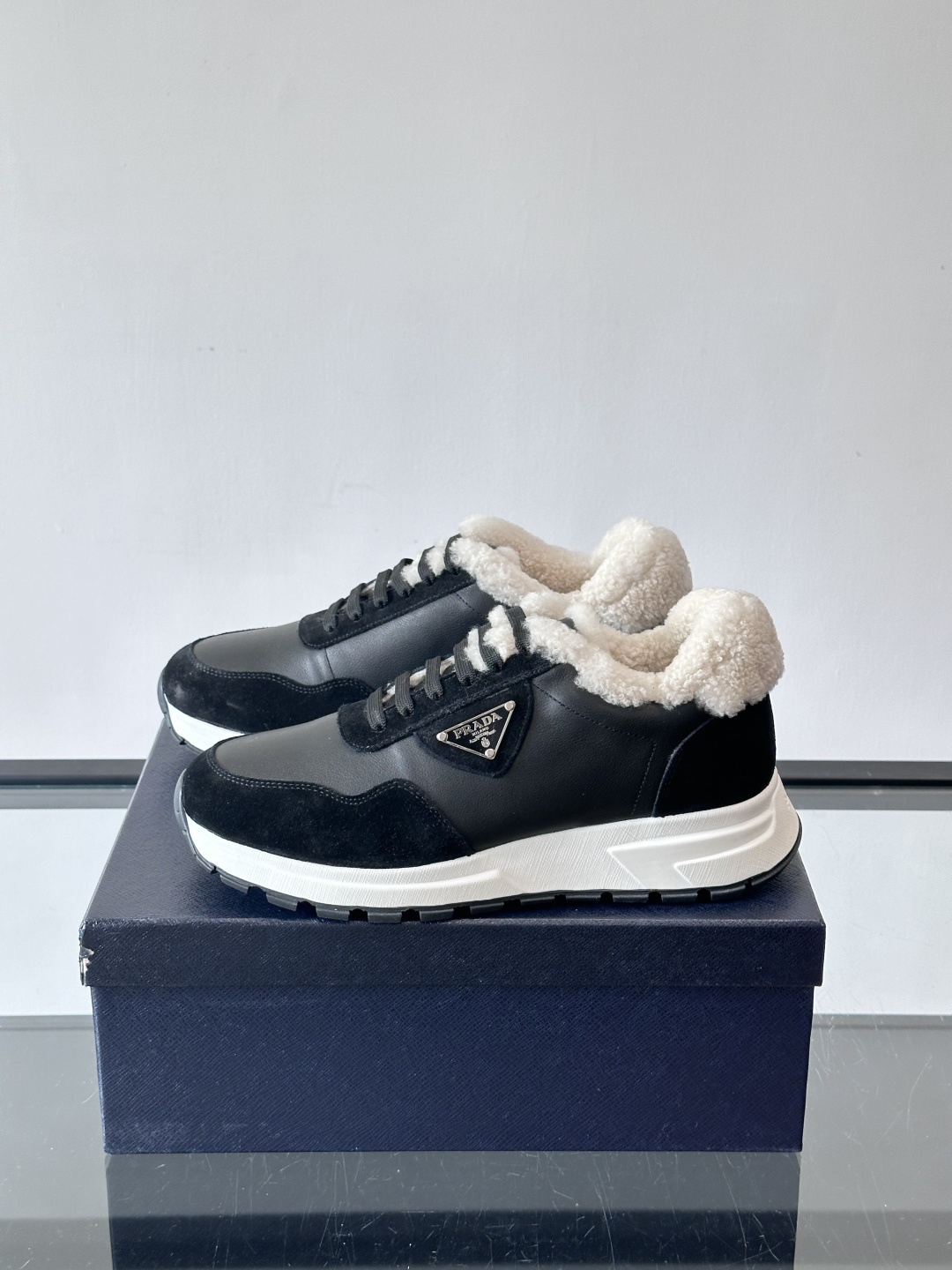 Prada 男士休闲运动鞋，皮革+绒面拼接，质感满分！内衬羊羔绒，秋冬穿超暖又时髦✅厚底设计，缓震效果好