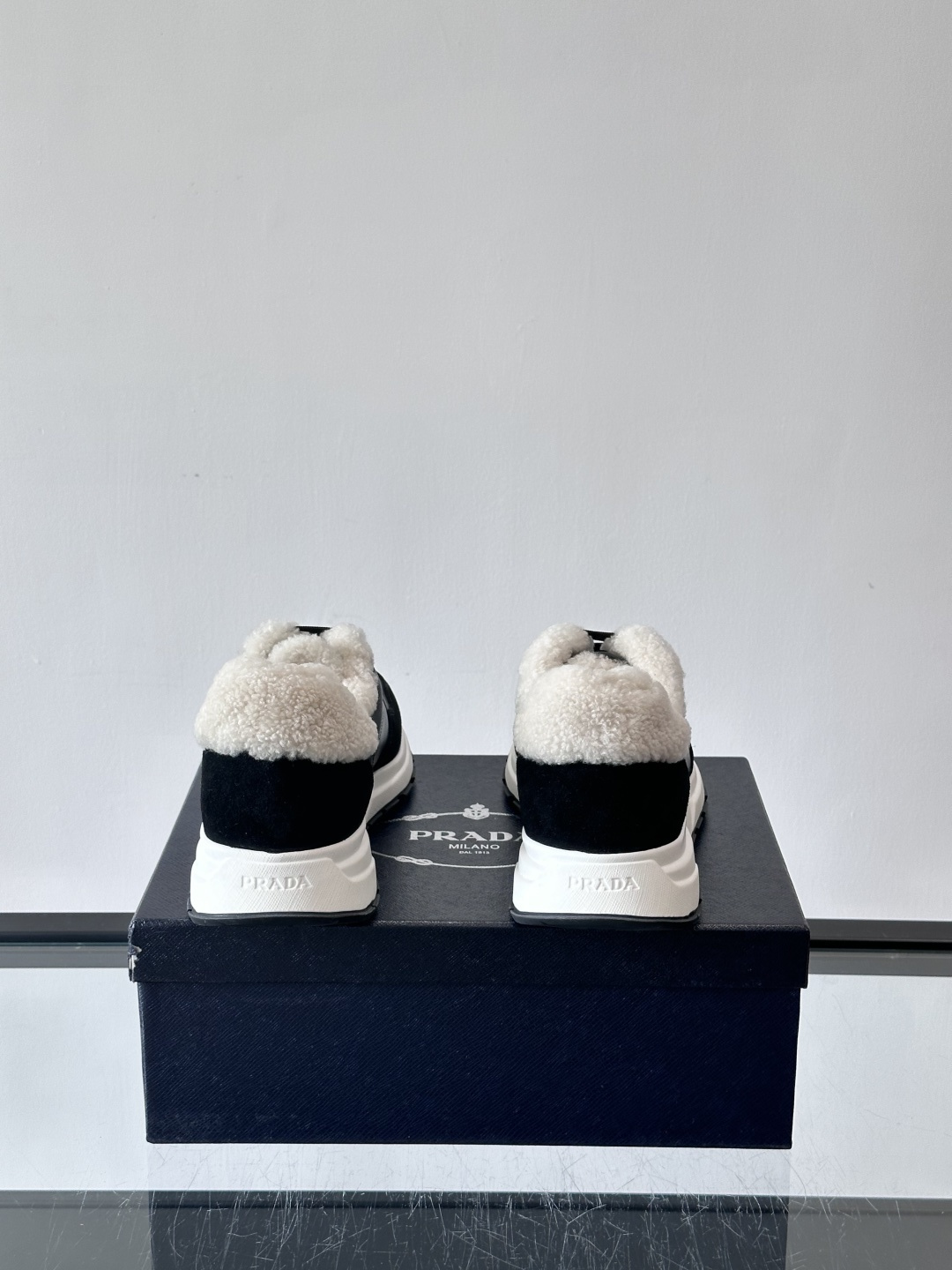 Prada 男士休闲运动鞋，皮革+绒面拼接，质感满分！内衬羊羔绒，秋冬穿超暖又时髦✅厚底设计，缓震效果好