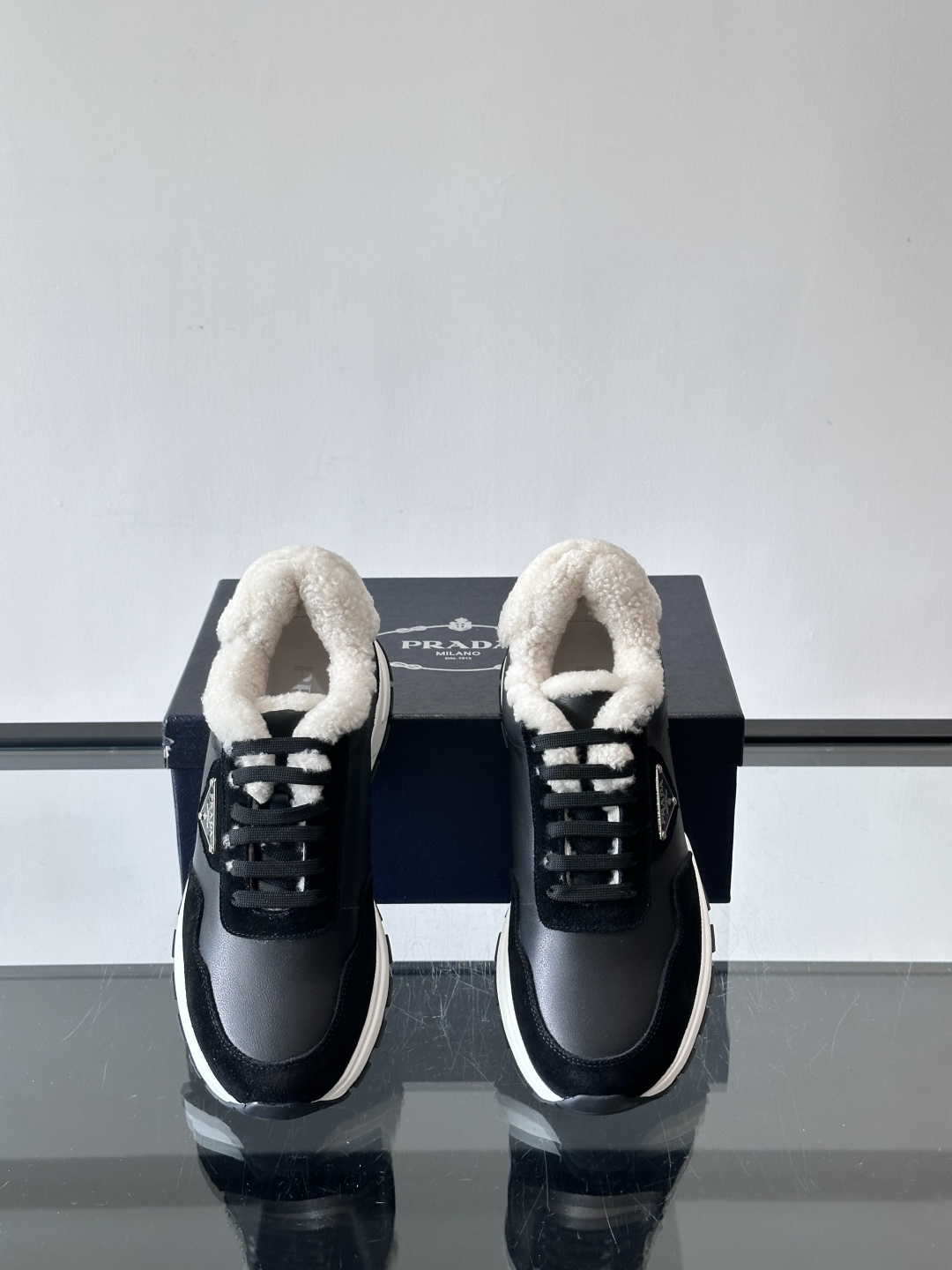 Prada 男士休闲运动鞋，皮革+绒面拼接，质感满分！内衬羊羔绒，秋冬穿超暖又时髦✅厚底设计，缓震效果好