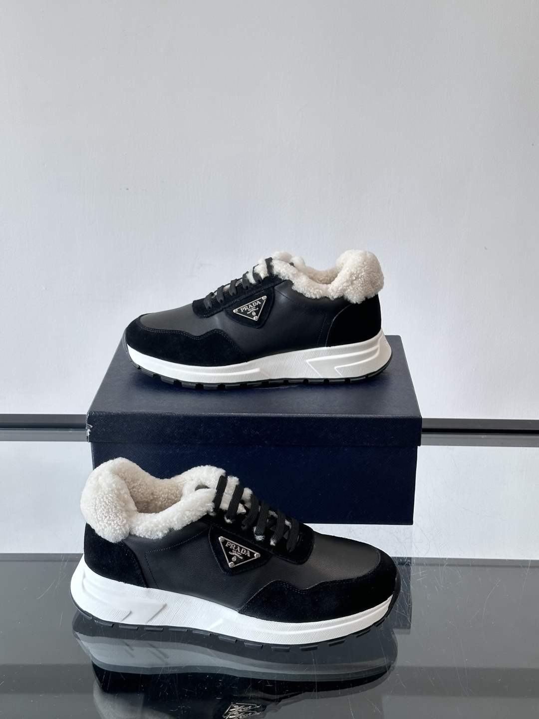 Prada 男士休闲运动鞋，皮革+绒面拼接，质感满分！内衬羊羔绒，秋冬穿超暖又时髦✅厚底设计，缓震效果好