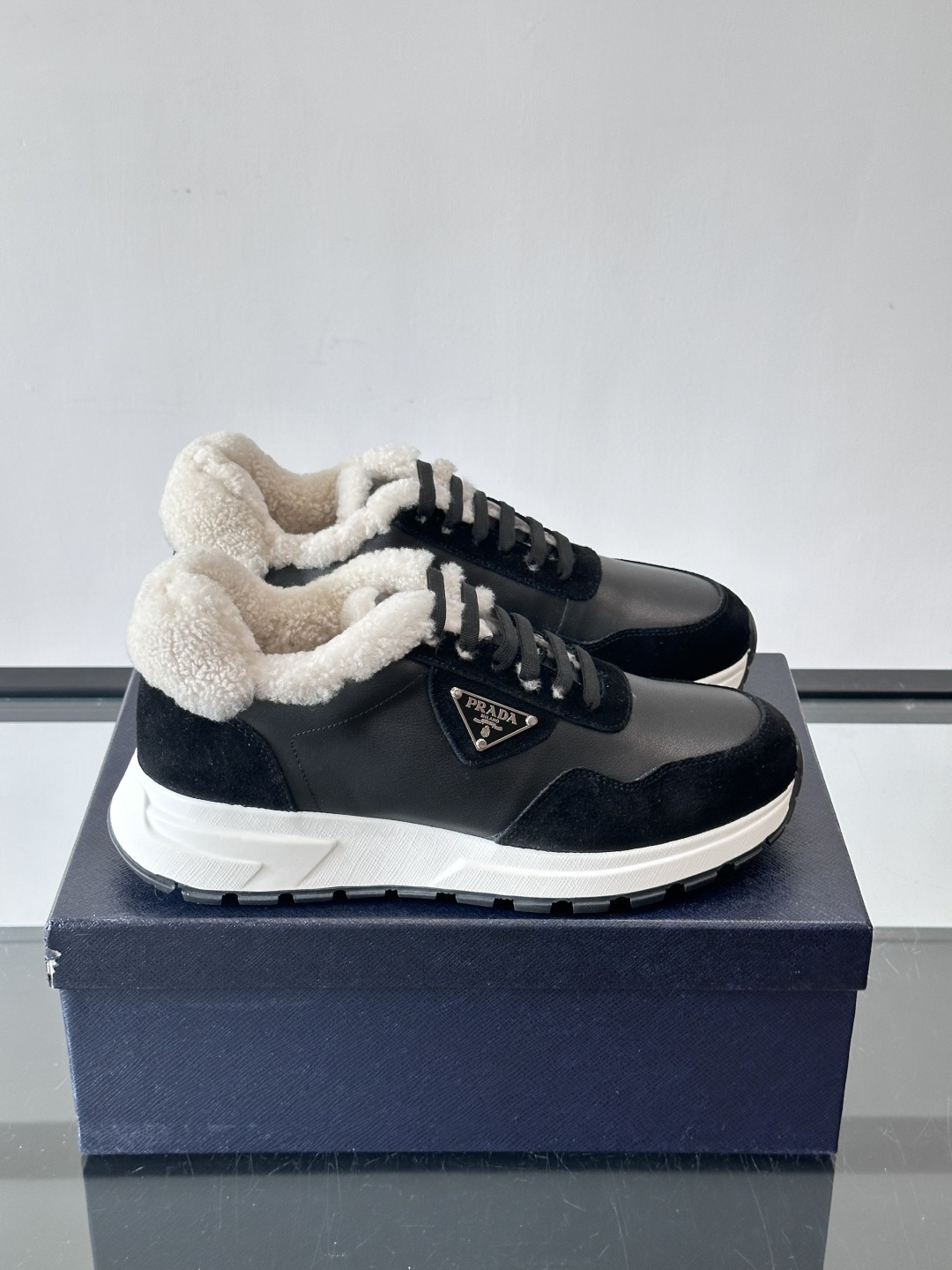 Prada 男士休闲运动鞋，皮革+绒面拼接，质感满分！内衬羊羔绒，秋冬穿超暖又时髦✅厚底设计，缓震效果好