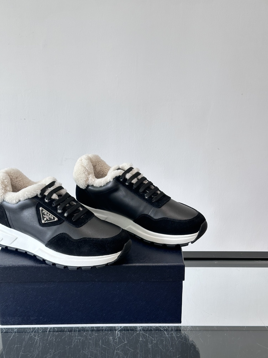 Prada 男士休闲运动鞋，皮革+绒面拼接，质感满分！内衬羊羔绒，秋冬穿超暖又时髦✅厚底设计，缓震效果好