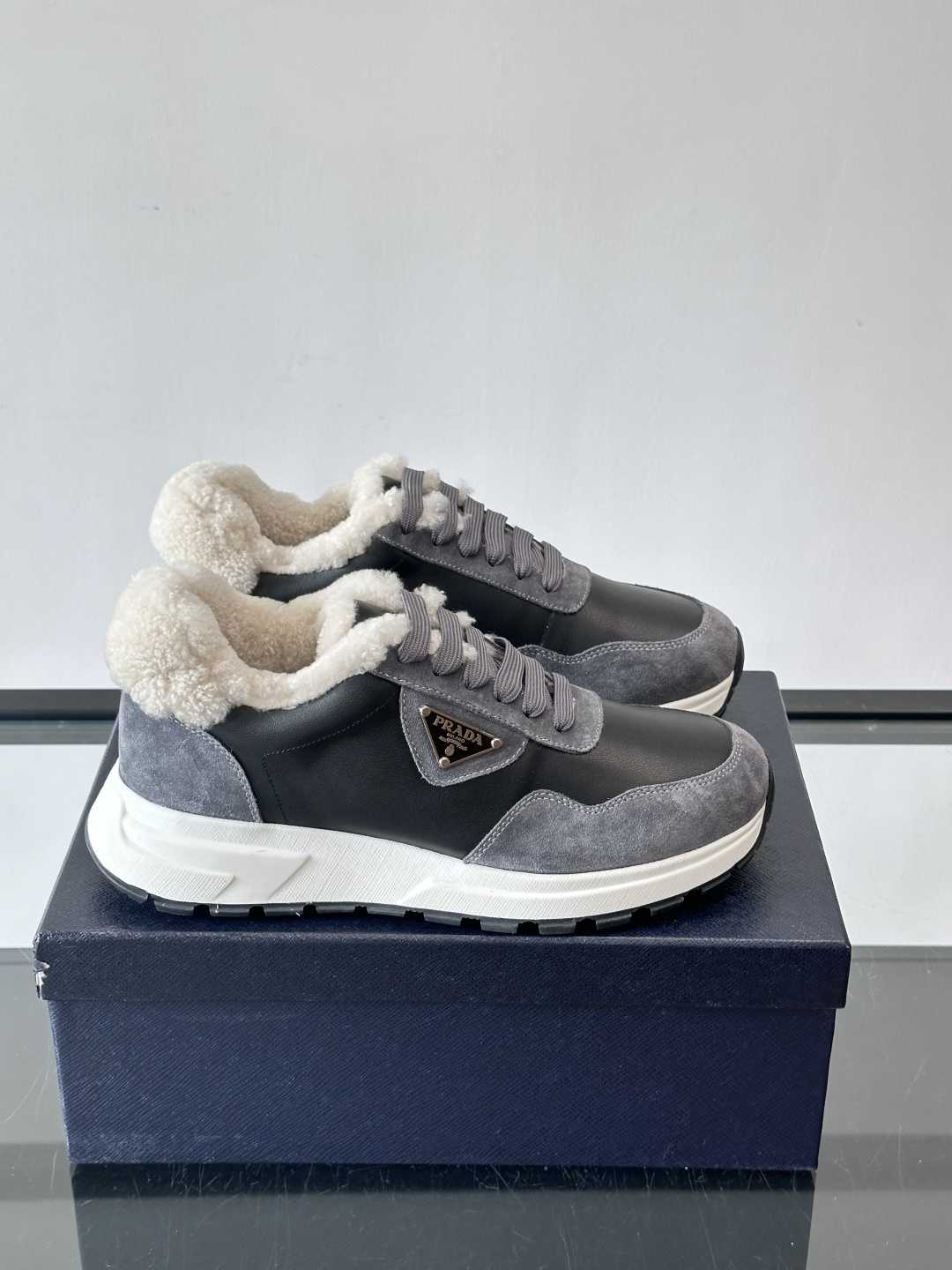 Prada 男士休闲运动鞋，皮革+绒面拼接，质感满分！内衬羊羔绒，秋冬穿超暖又时髦✅厚底设计，缓震效果好