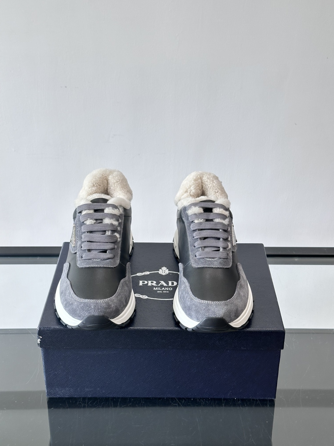 Prada 男士休闲运动鞋，皮革+绒面拼接，质感满分！内衬羊羔绒，秋冬穿超暖又时髦✅厚底设计，缓震效果好