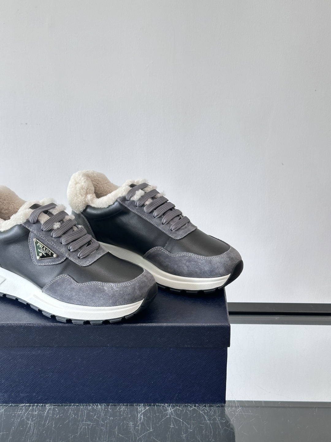Prada 男士休闲运动鞋，皮革+绒面拼接，质感满分！内衬羊羔绒，秋冬穿超暖又时髦✅厚底设计，缓震效果好