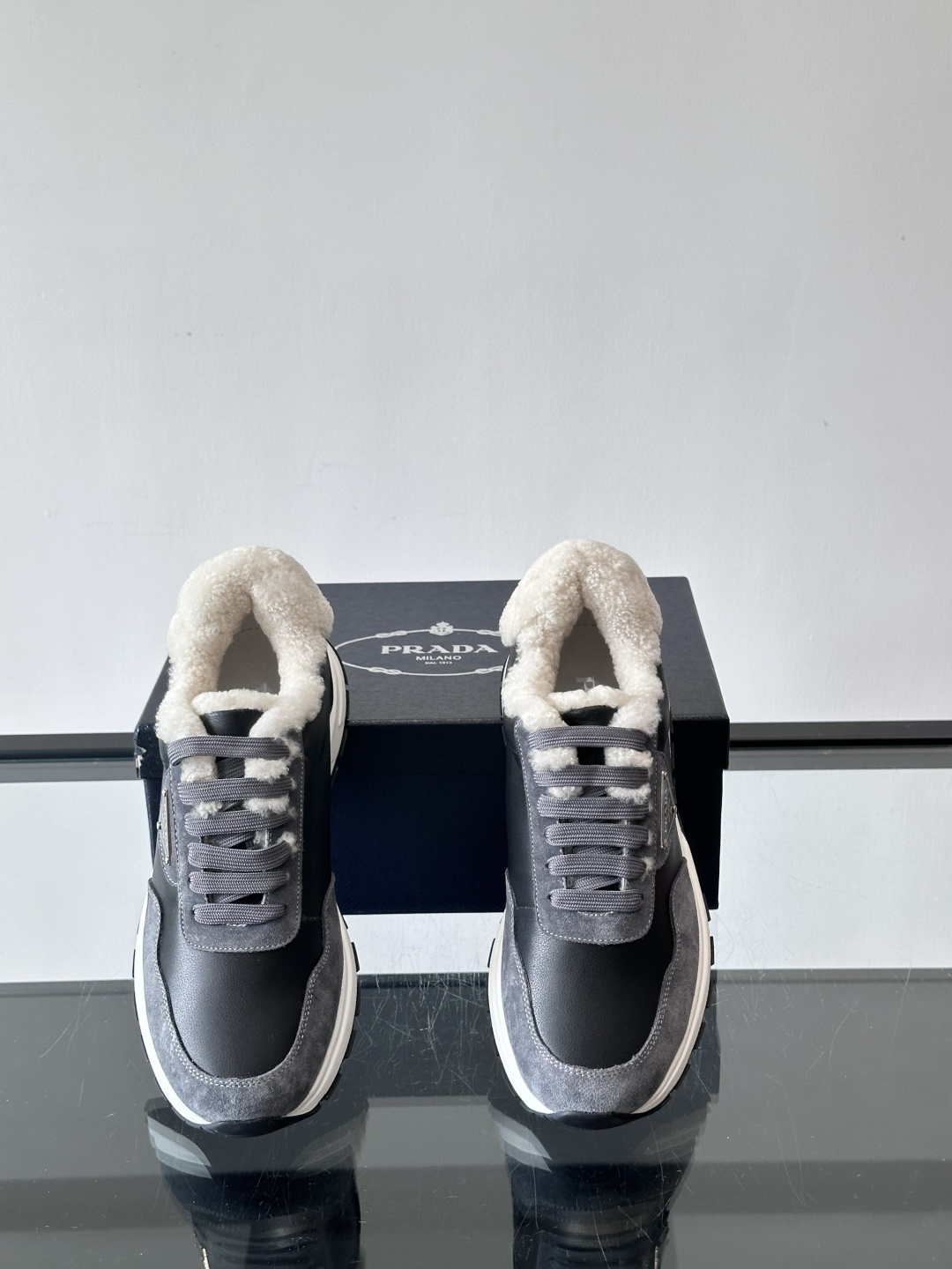 Prada 男士休闲运动鞋，皮革+绒面拼接，质感满分！内衬羊羔绒，秋冬穿超暖又时髦✅厚底设计，缓震效果好