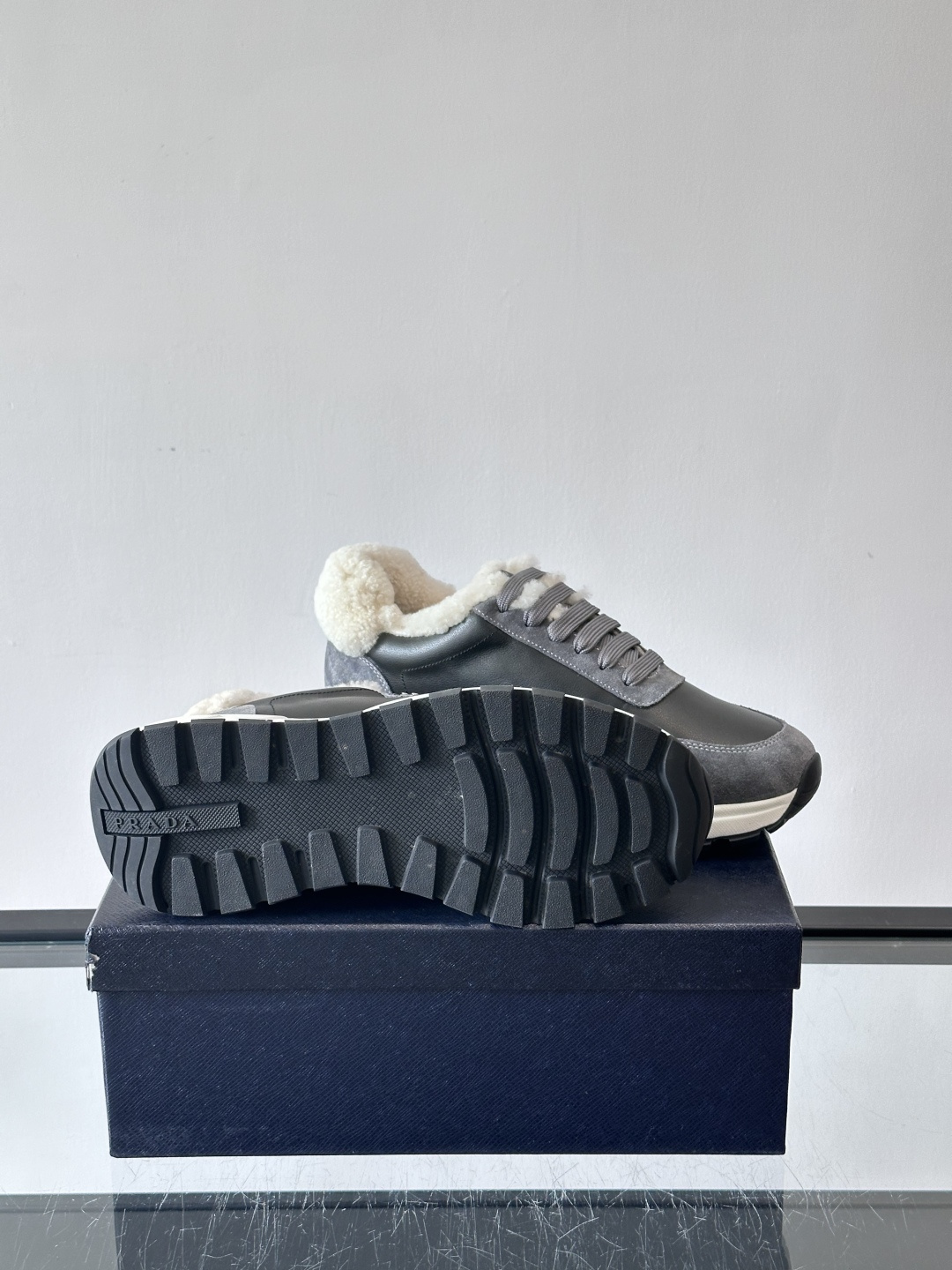 Prada 男士休闲运动鞋，皮革+绒面拼接，质感满分！内衬羊羔绒，秋冬穿超暖又时髦✅厚底设计，缓震效果好