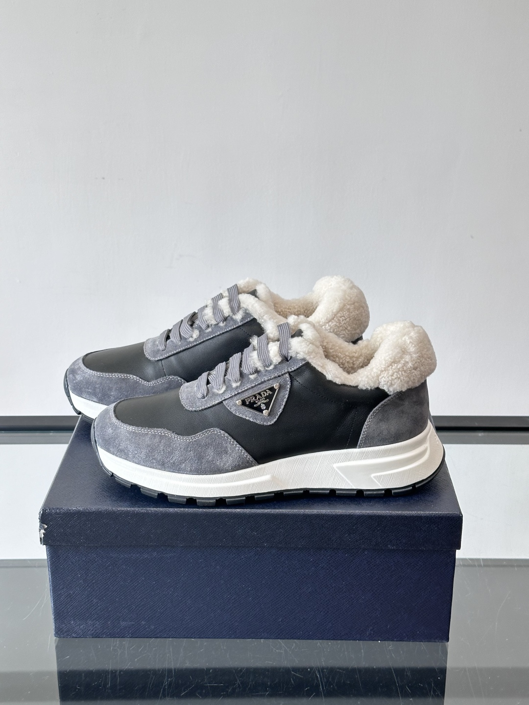 Prada 男士休闲运动鞋，皮革+绒面拼接，质感满分！内衬羊羔绒，秋冬穿超暖又时髦✅厚底设计，缓震效果好