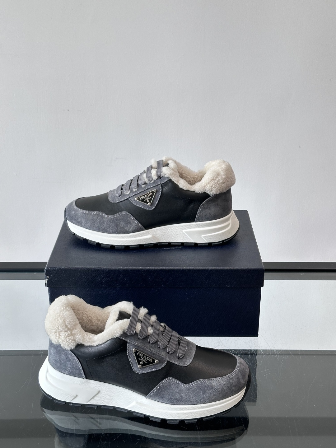 Prada 男士休闲运动鞋，皮革+绒面拼接，质感满分！内衬羊羔绒，秋冬穿超暖又时髦✅厚底设计，缓震效果好