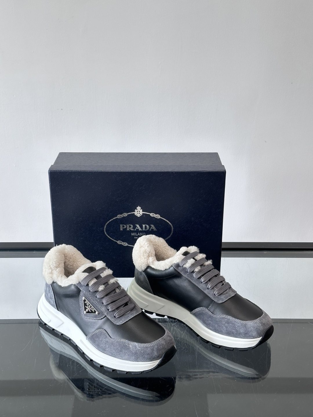 Prada 男士休闲运动鞋，皮革+绒面拼接，质感满分！内衬羊羔绒，秋冬穿超暖又时髦✅厚底设计，缓震效果好