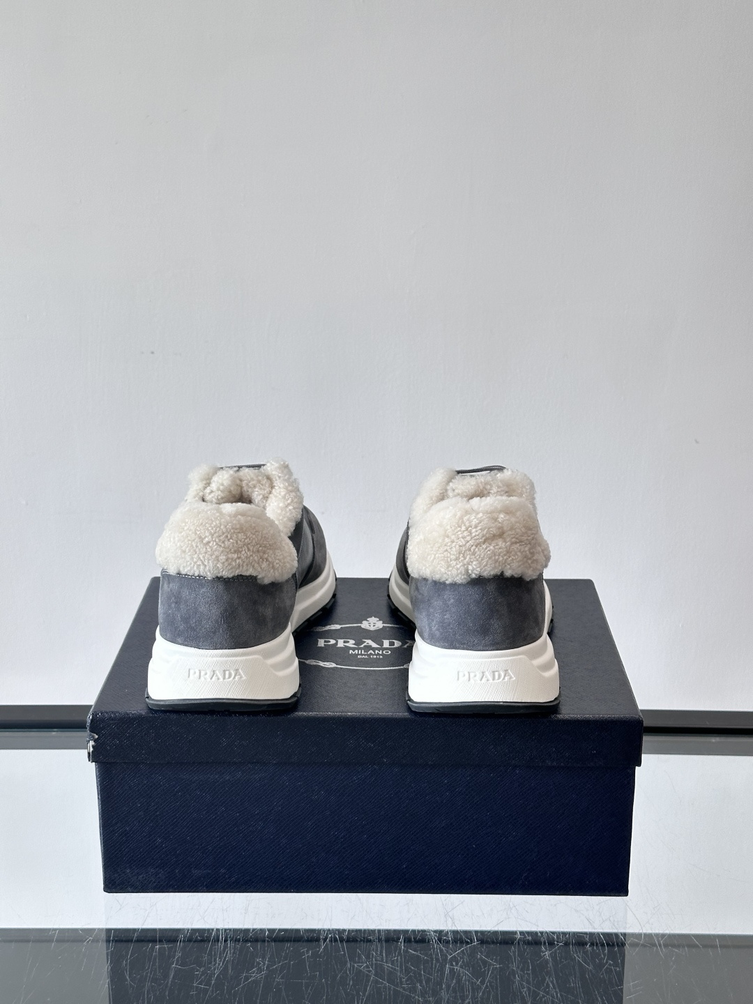 Prada 男士休闲运动鞋，皮革+绒面拼接，质感满分！内衬羊羔绒，秋冬穿超暖又时髦✅厚底设计，缓震效果好