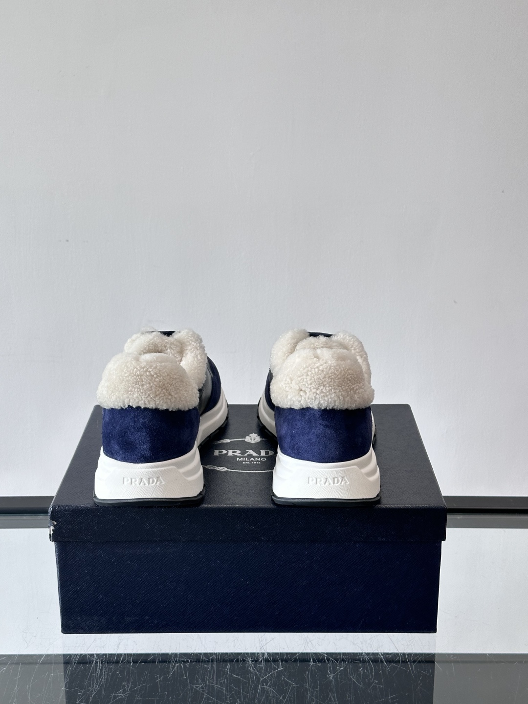 Prada 男士休闲运动鞋，皮革+绒面拼接，质感满分！内衬羊羔绒，秋冬穿超暖又时髦✅厚底设计，缓震效果好