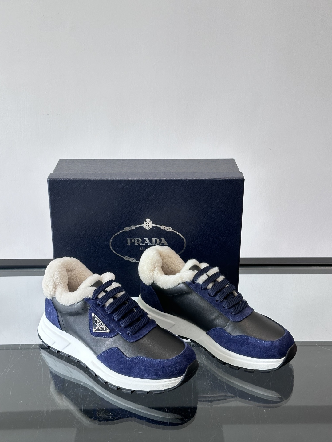 Prada 男士休闲运动鞋，皮革+绒面拼接，质感满分！内衬羊羔绒，秋冬穿超暖又时髦✅厚底设计，缓震效果好