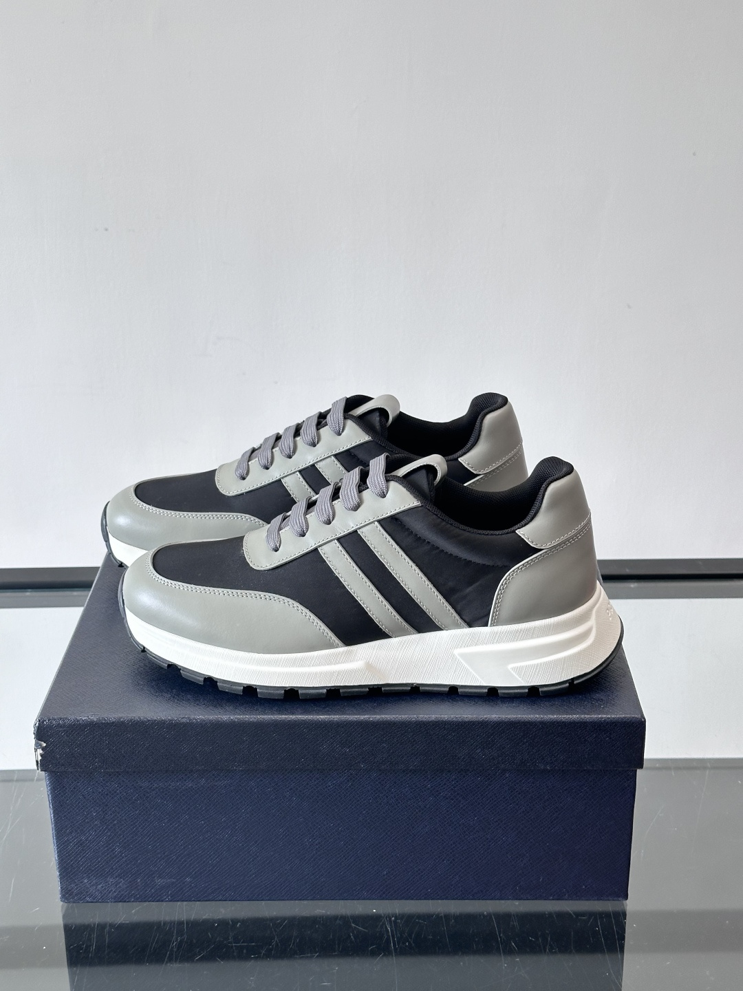 Prada这款经典休闲运动鞋，采用多色拼接设计，优质皮革鞋面➕科技布柔软耐穿，白色橡胶鞋底防滑又舒适。简