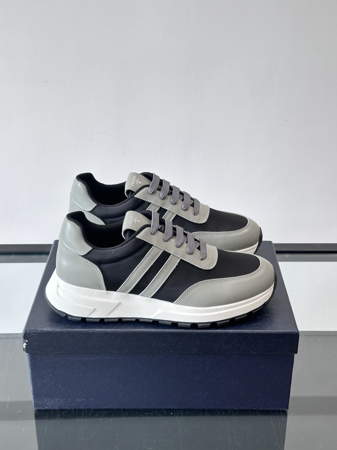 Prada这款经典休闲运动鞋，采用多色拼接设计，优质皮革鞋面➕科技布柔软耐穿，白色橡胶鞋底防滑又舒适。简