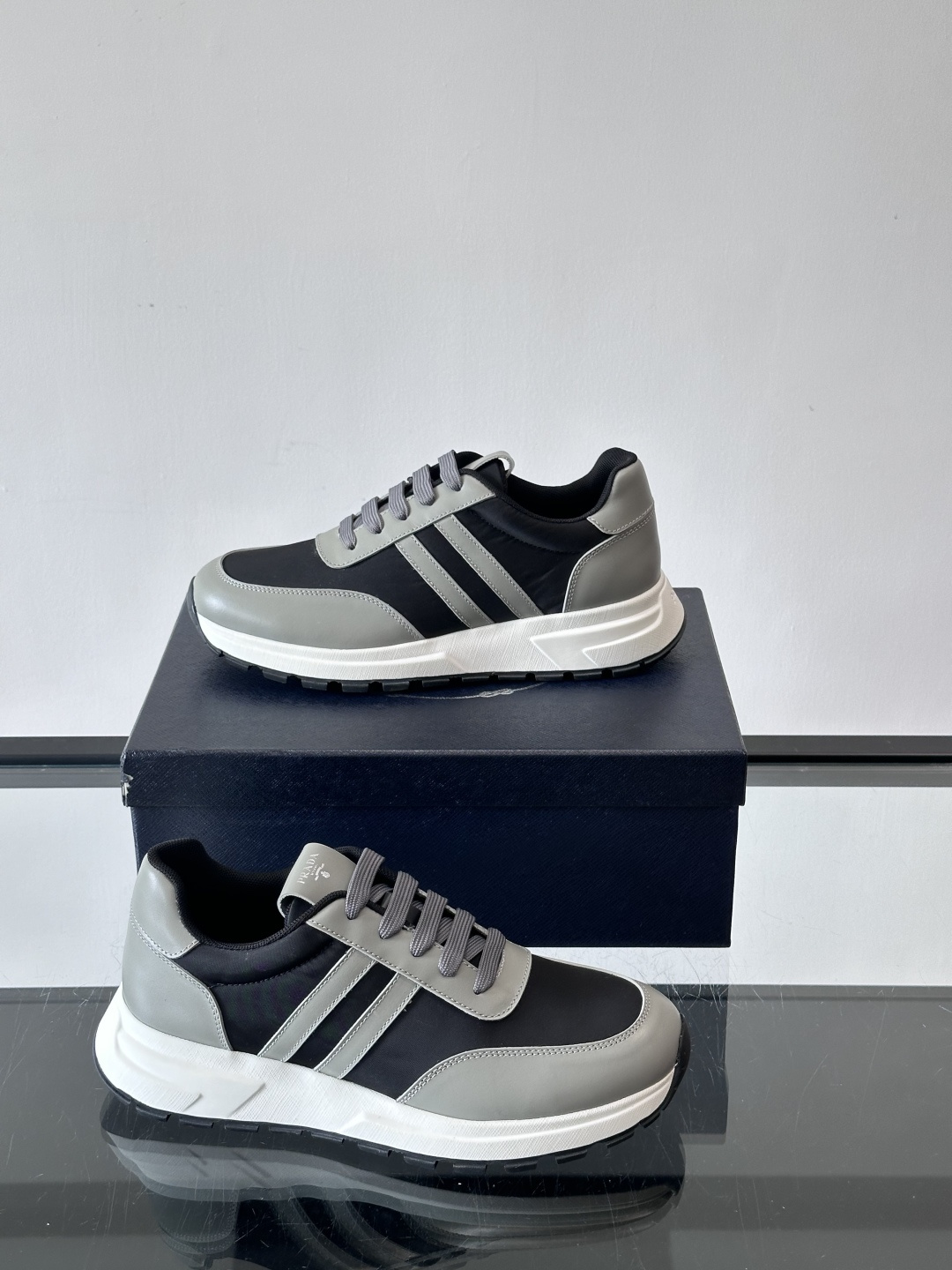 Prada这款经典休闲运动鞋，采用多色拼接设计，优质皮革鞋面➕科技布柔软耐穿，白色橡胶鞋底防滑又舒适。简