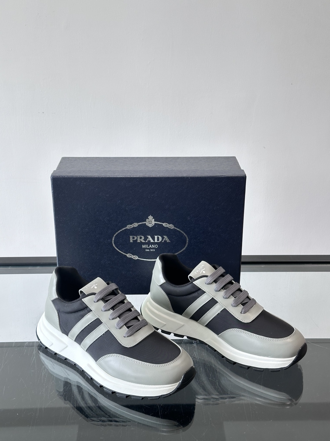 Prada这款经典休闲运动鞋，采用多色拼接设计，优质皮革鞋面➕科技布柔软耐穿，白色橡胶鞋底防滑又舒适。简