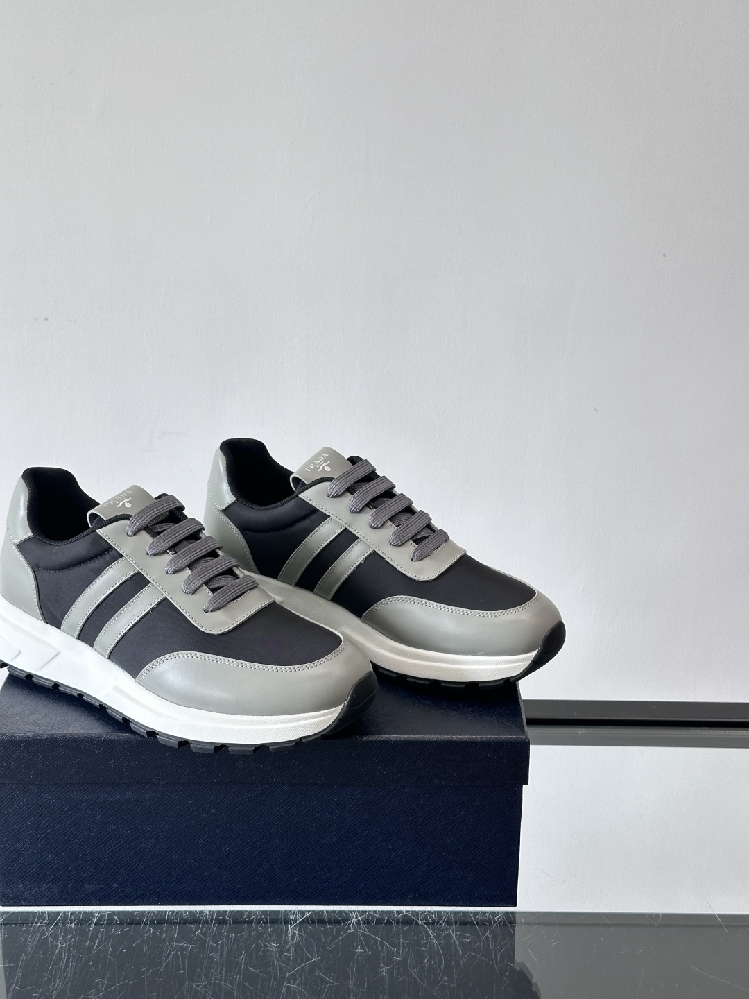 Prada这款经典休闲运动鞋，采用多色拼接设计，优质皮革鞋面➕科技布柔软耐穿，白色橡胶鞋底防滑又舒适。简