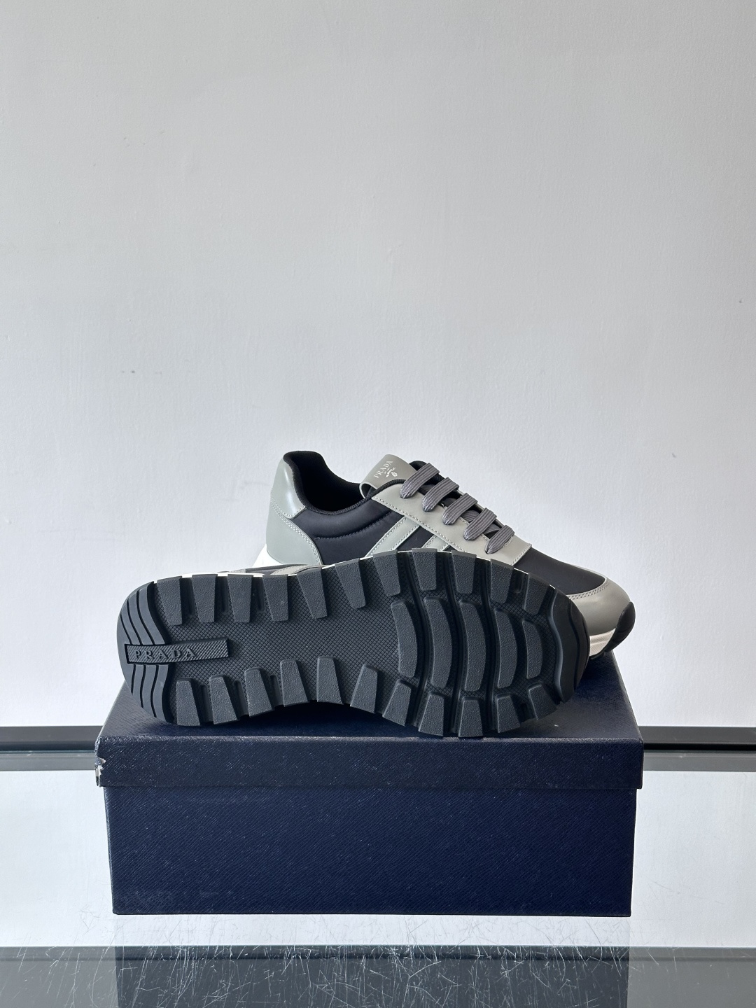 Prada这款经典休闲运动鞋，采用多色拼接设计，优质皮革鞋面➕科技布柔软耐穿，白色橡胶鞋底防滑又舒适。简