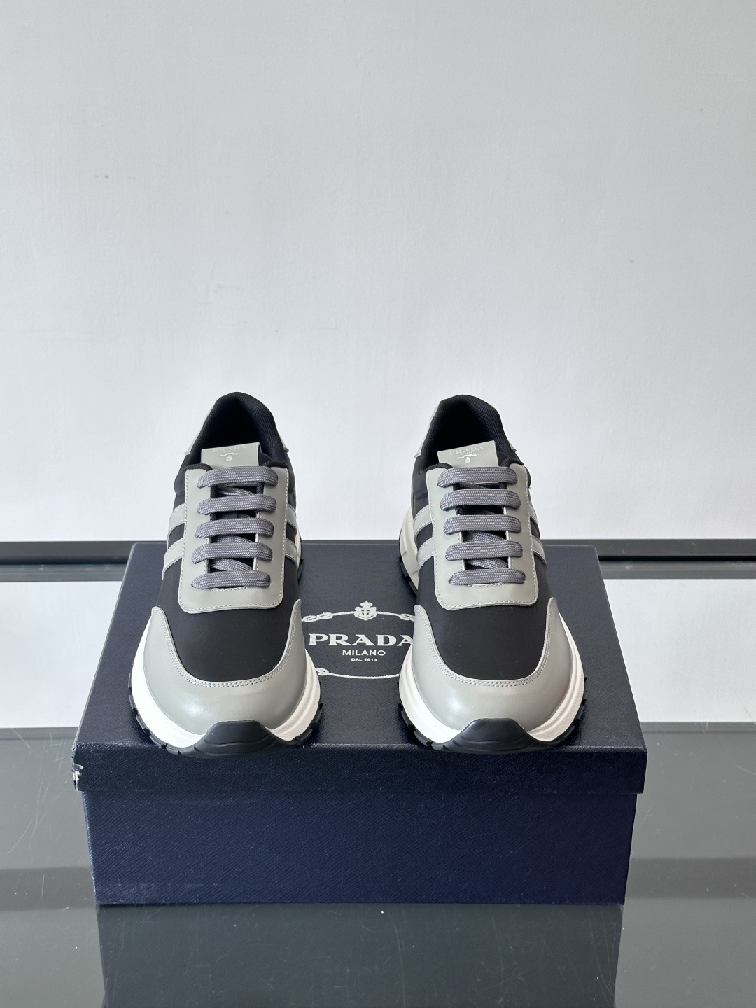 Prada这款经典休闲运动鞋，采用多色拼接设计，优质皮革鞋面➕科技布柔软耐穿，白色橡胶鞋底防滑又舒适。简