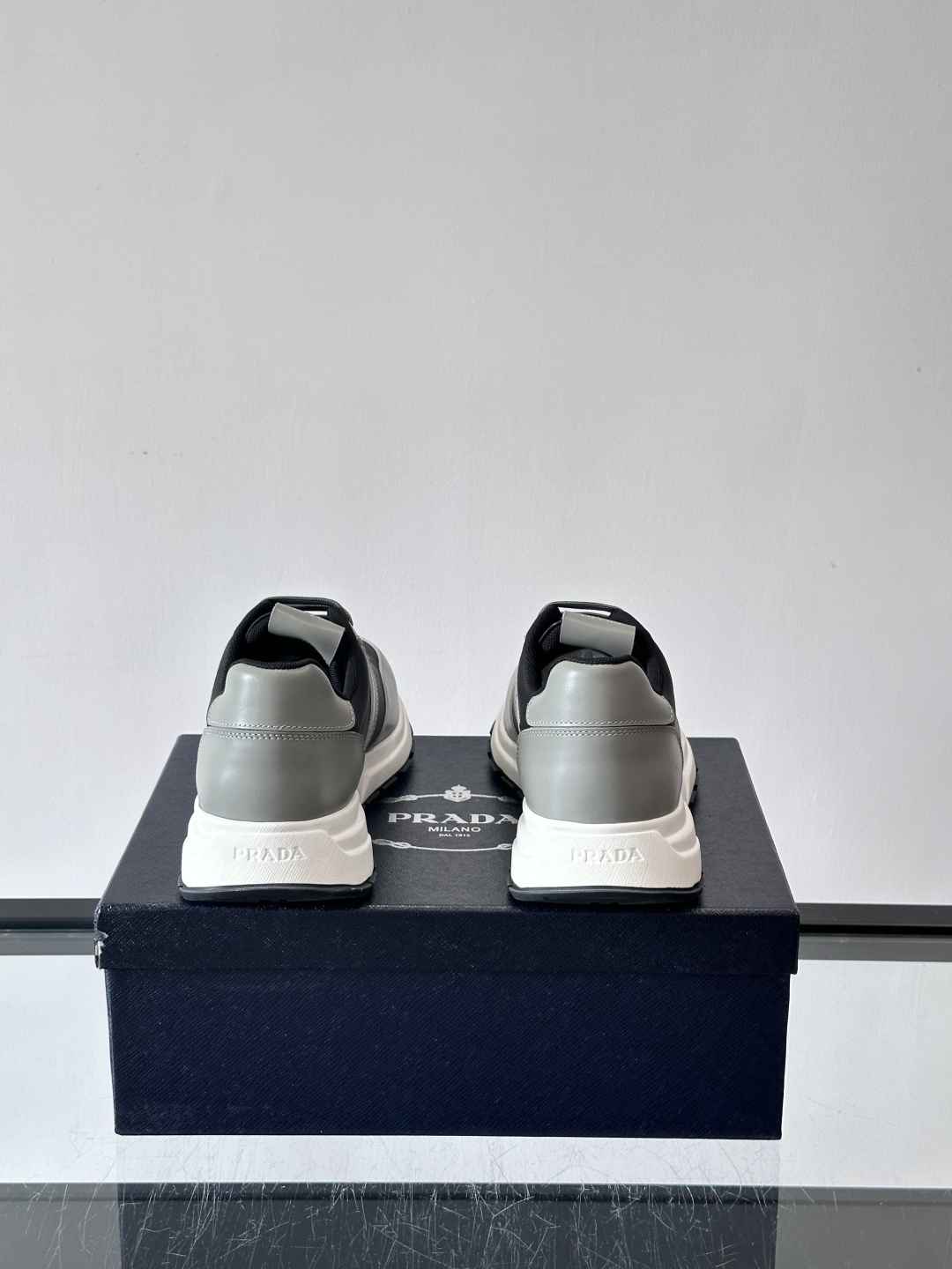 Prada这款经典休闲运动鞋，采用多色拼接设计，优质皮革鞋面➕科技布柔软耐穿，白色橡胶鞋底防滑又舒适。简