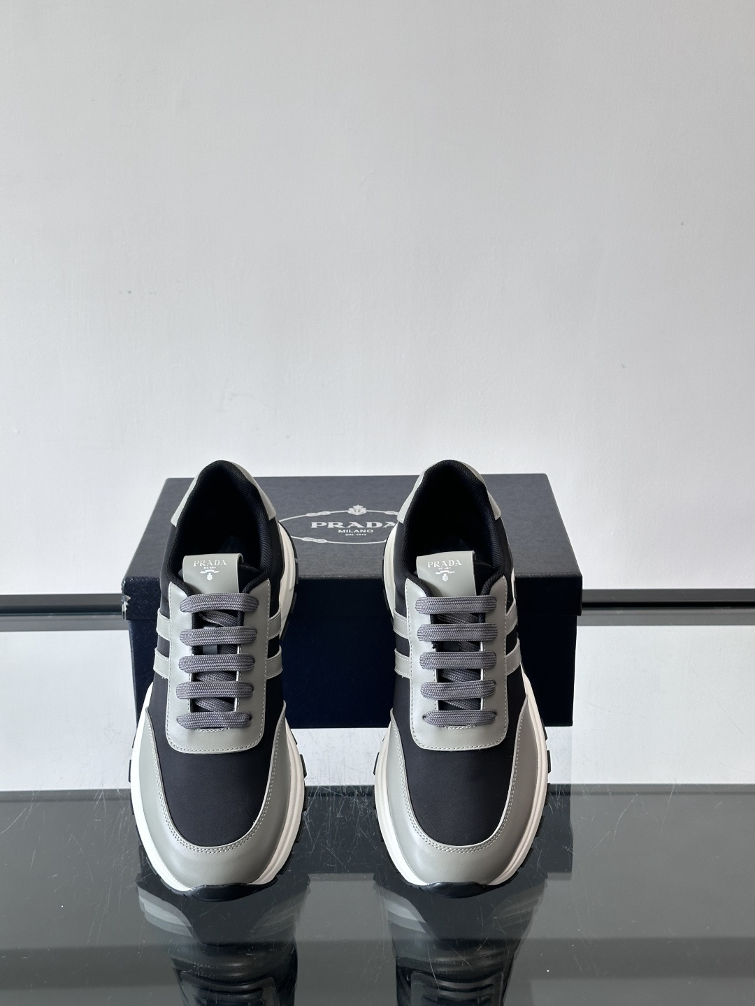 Prada这款经典休闲运动鞋，采用多色拼接设计，优质皮革鞋面➕科技布柔软耐穿，白色橡胶鞋底防滑又舒适。简