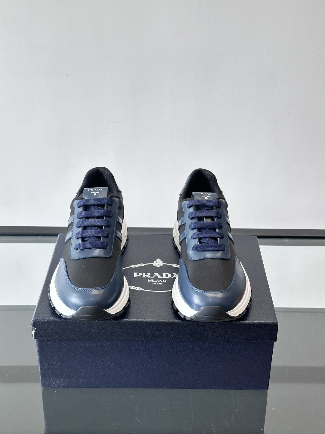 Prada这款经典休闲运动鞋，采用多色拼接设计，优质皮革鞋面➕科技布柔软耐穿，白色橡胶鞋底防滑又舒适。简