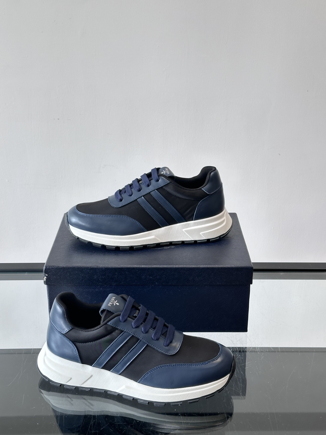 Prada这款经典休闲运动鞋，采用多色拼接设计，优质皮革鞋面➕科技布柔软耐穿，白色橡胶鞋底防滑又舒适。简