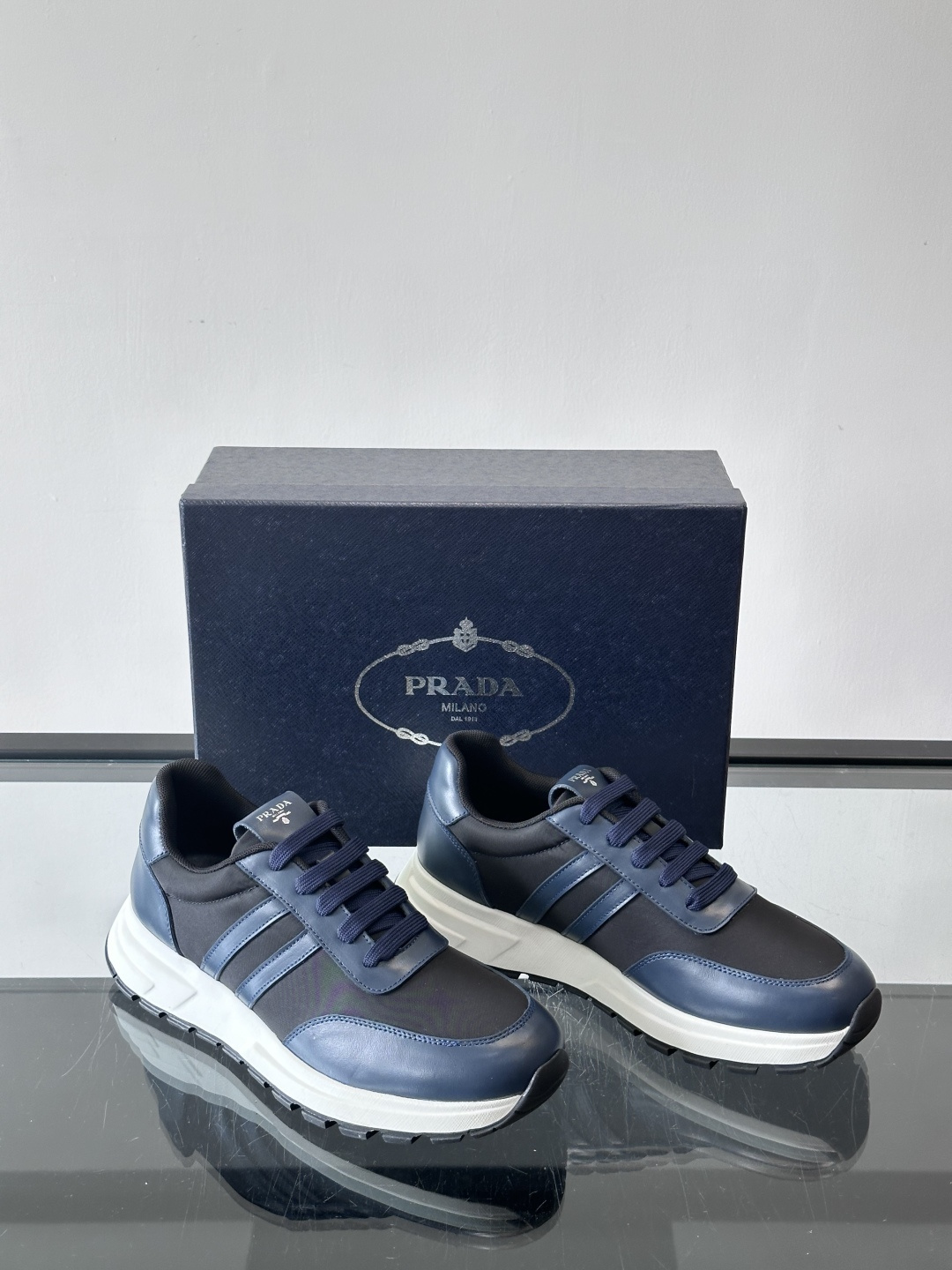 Prada这款经典休闲运动鞋，采用多色拼接设计，优质皮革鞋面➕科技布柔软耐穿，白色橡胶鞋底防滑又舒适。简