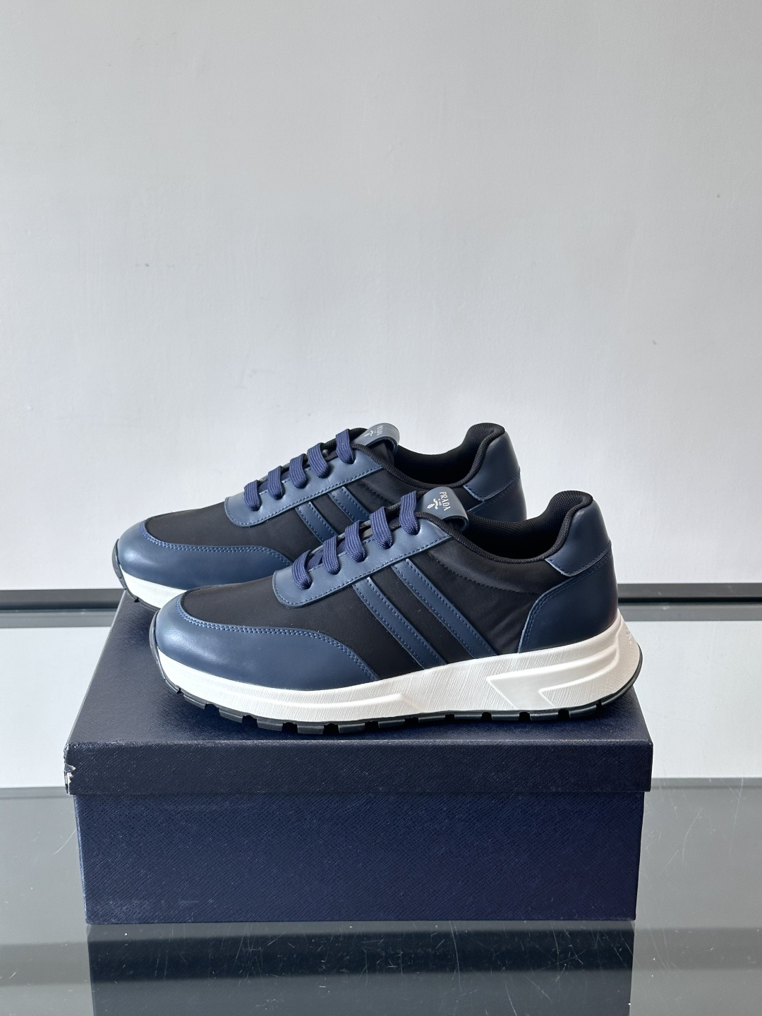 Prada这款经典休闲运动鞋，采用多色拼接设计，优质皮革鞋面➕科技布柔软耐穿，白色橡胶鞋底防滑又舒适。简