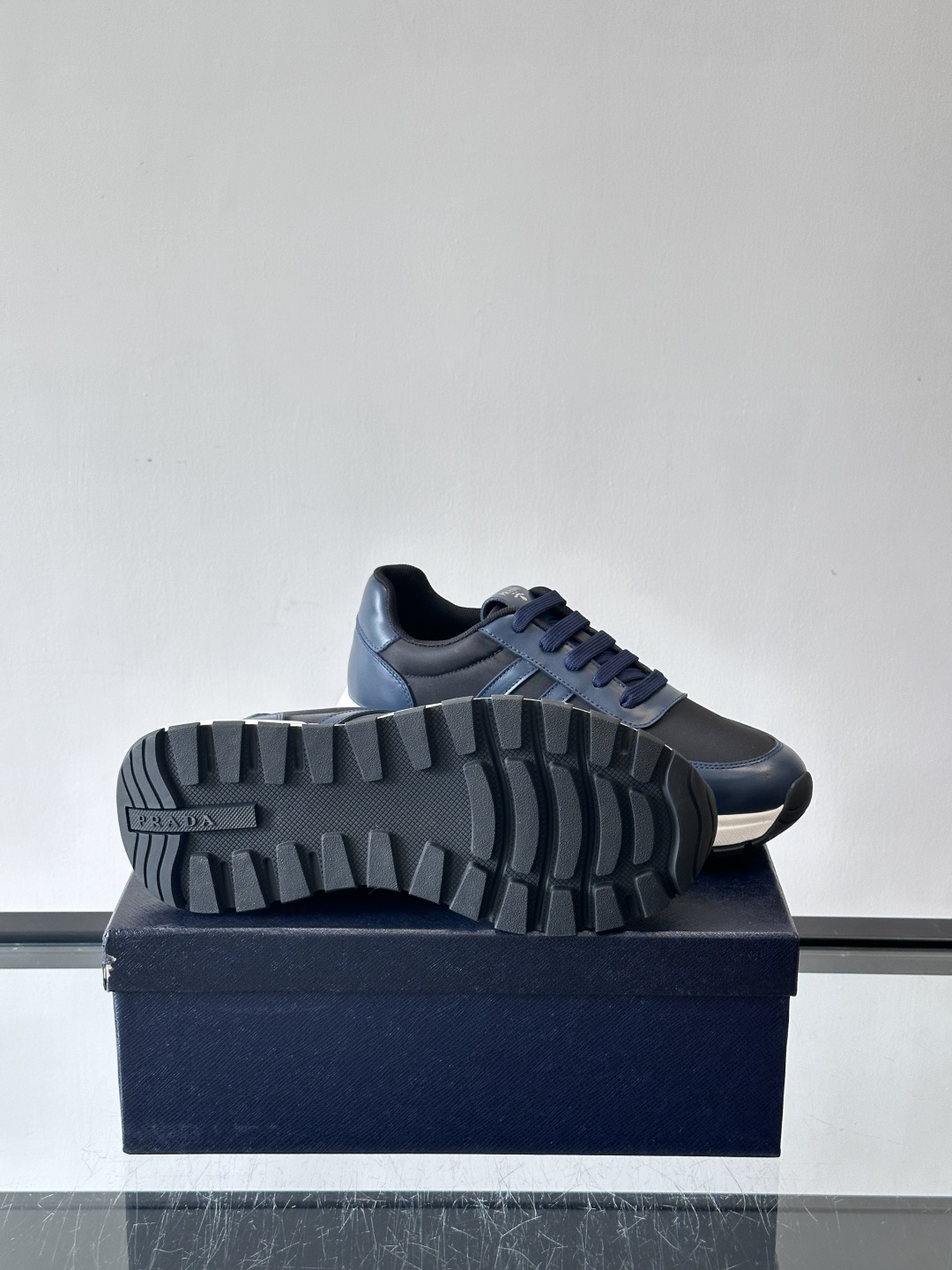 Prada这款经典休闲运动鞋，采用多色拼接设计，优质皮革鞋面➕科技布柔软耐穿，白色橡胶鞋底防滑又舒适。简