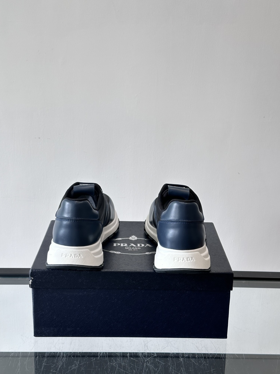 Prada这款经典休闲运动鞋，采用多色拼接设计，优质皮革鞋面➕科技布柔软耐穿，白色橡胶鞋底防滑又舒适。简