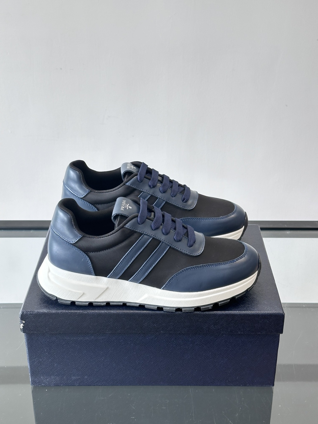 NO:604025,Prada's classic casual sports shoes are designed with multi-color splicing. The high-quality leather upper technical fabric is soft and durable, and the white rubber sole is non-slip and comfortable. The simple shoe shape incorporates wing-shaped elements and is full of fashion. It is suitable for daily wear or light sports scenes. The Prada logo is printed low-key on the tongue and side to highlight the brand's texture. Size39-44 (customized at 38.45), Prada, prada, prada, sneakers19860909Prada这款经典休闲运动鞋,采用多色拼接设计,优质皮革鞋面科技布柔软耐穿,白色橡胶鞋底防滑又舒适.简约鞋型融入翼形元素,时尚感满满,适合日常穿搭或轻运动场景.鞋舌和侧面低调印有Prada标志,彰显品牌质感十足 ,size39-44（38.45定做）,普拉达,prada,prada,sneakers,Men's shoes