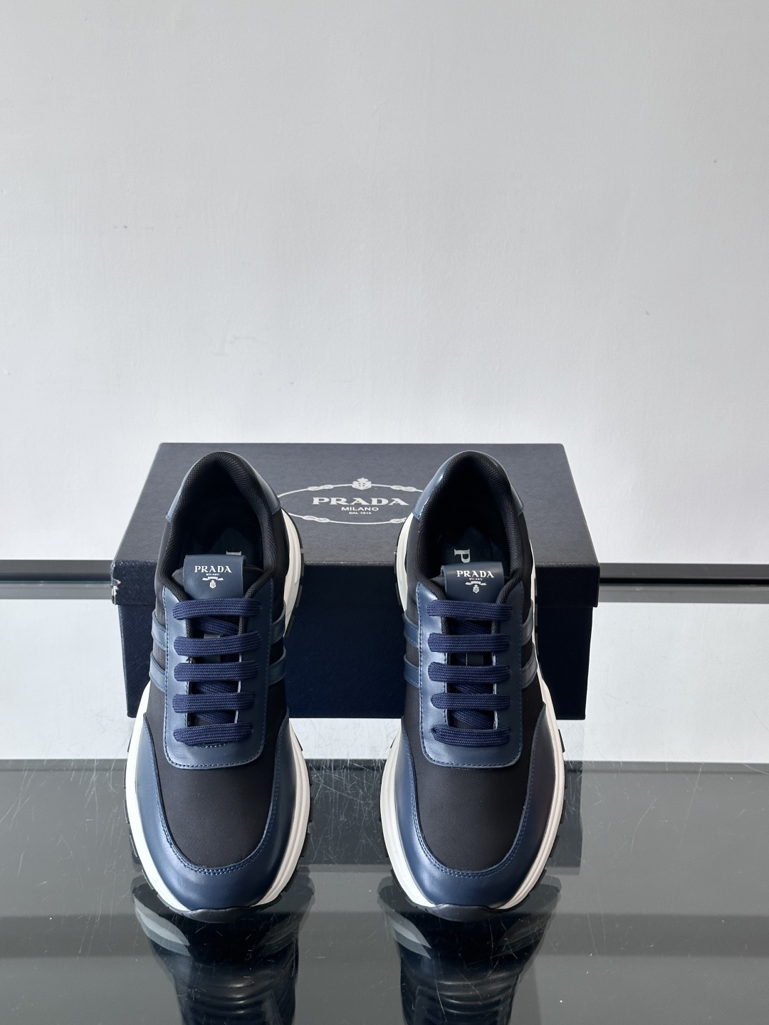 Prada这款经典休闲运动鞋，采用多色拼接设计，优质皮革鞋面➕科技布柔软耐穿，白色橡胶鞋底防滑又舒适。简