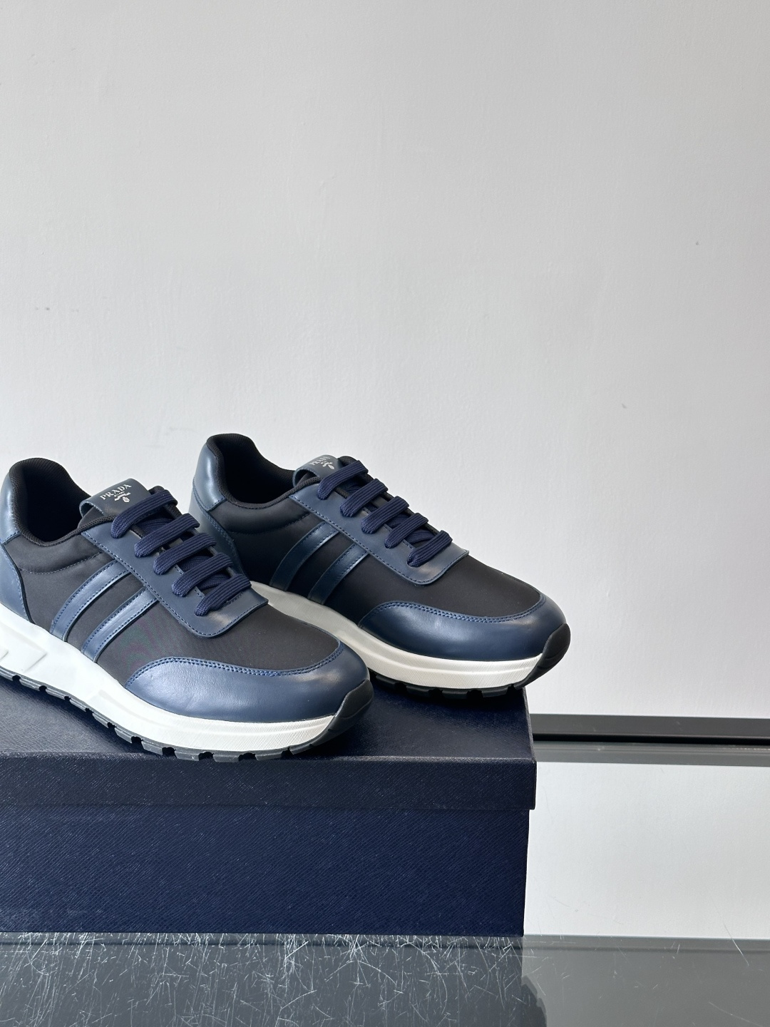 Prada这款经典休闲运动鞋，采用多色拼接设计，优质皮革鞋面➕科技布柔软耐穿，白色橡胶鞋底防滑又舒适。简