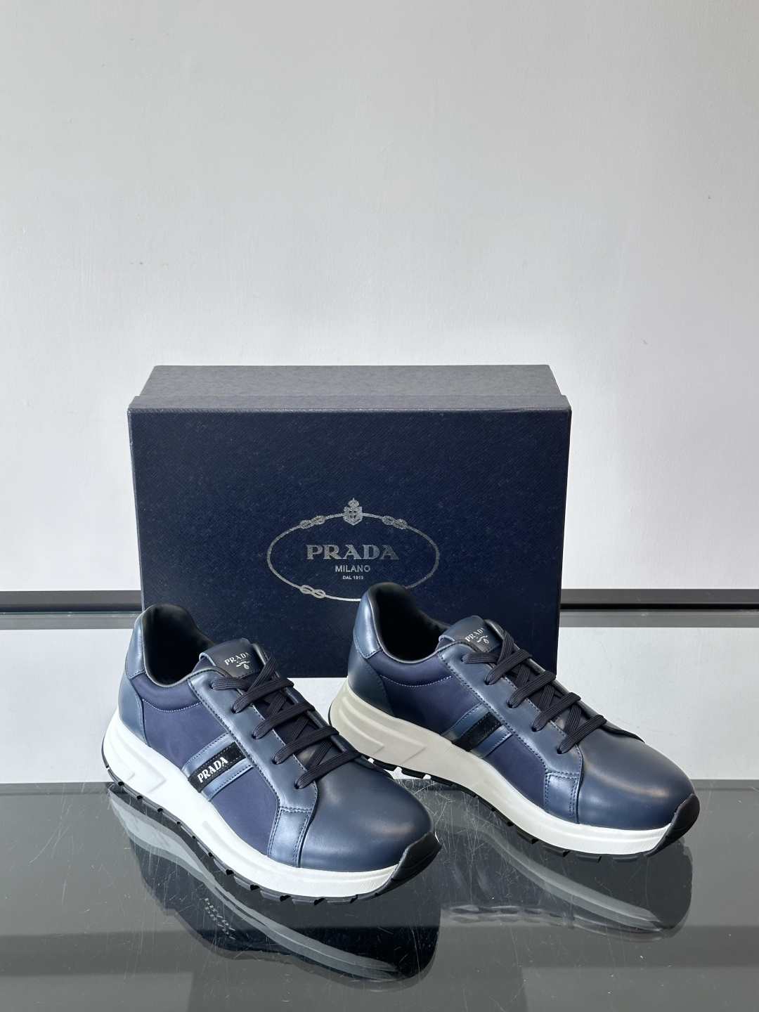 Prada 男士休闲运动鞋灵感来自经典赛车鞋，皮革+尼龙拼接，质感满分！侧面logo徽标超有辦识度，橡胶