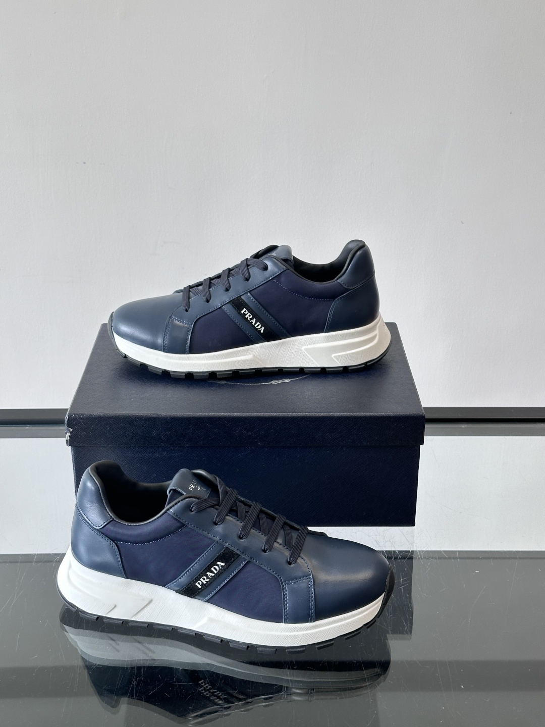 Prada 男士休闲运动鞋灵感来自经典赛车鞋，皮革+尼龙拼接，质感满分！侧面logo徽标超有辦识度，橡胶