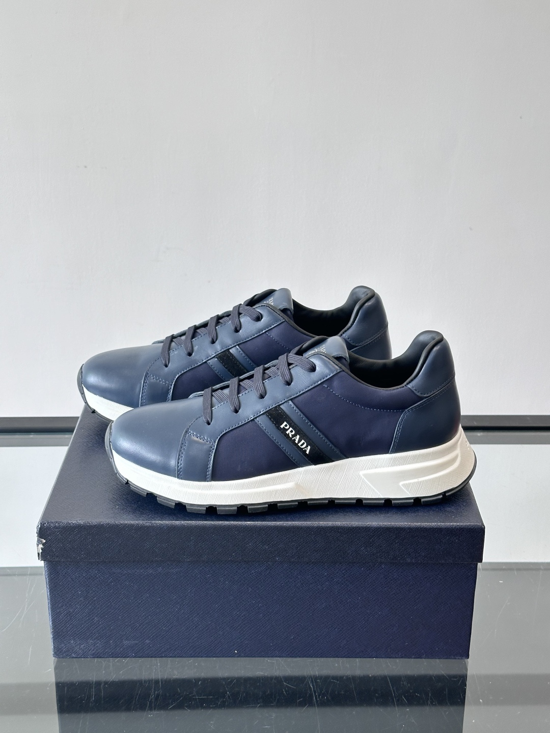 Prada 男士休闲运动鞋灵感来自经典赛车鞋，皮革+尼龙拼接，质感满分！侧面logo徽标超有辦识度，橡胶