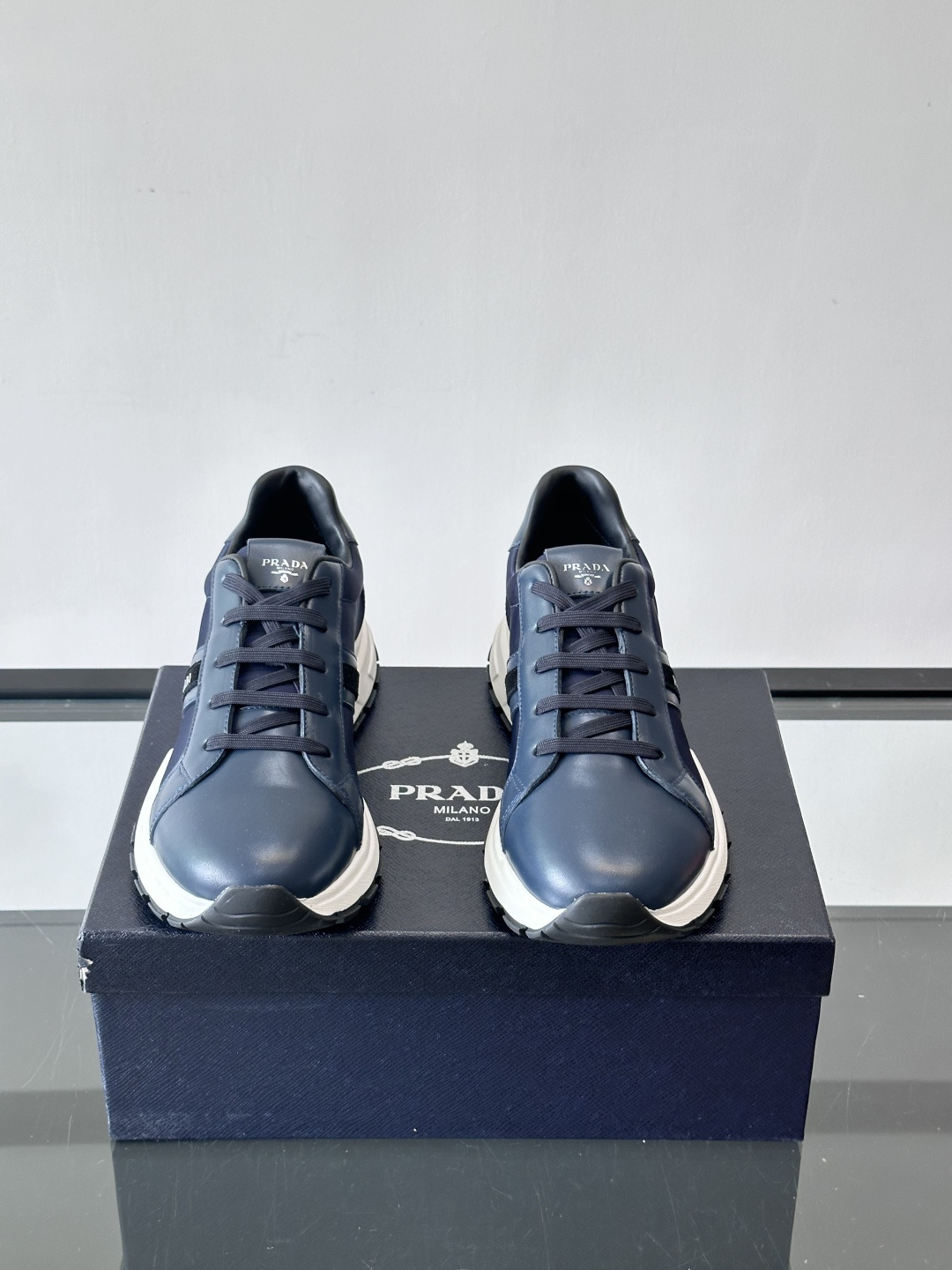 Prada 男士休闲运动鞋灵感来自经典赛车鞋，皮革+尼龙拼接，质感满分！侧面logo徽标超有辦识度，橡胶