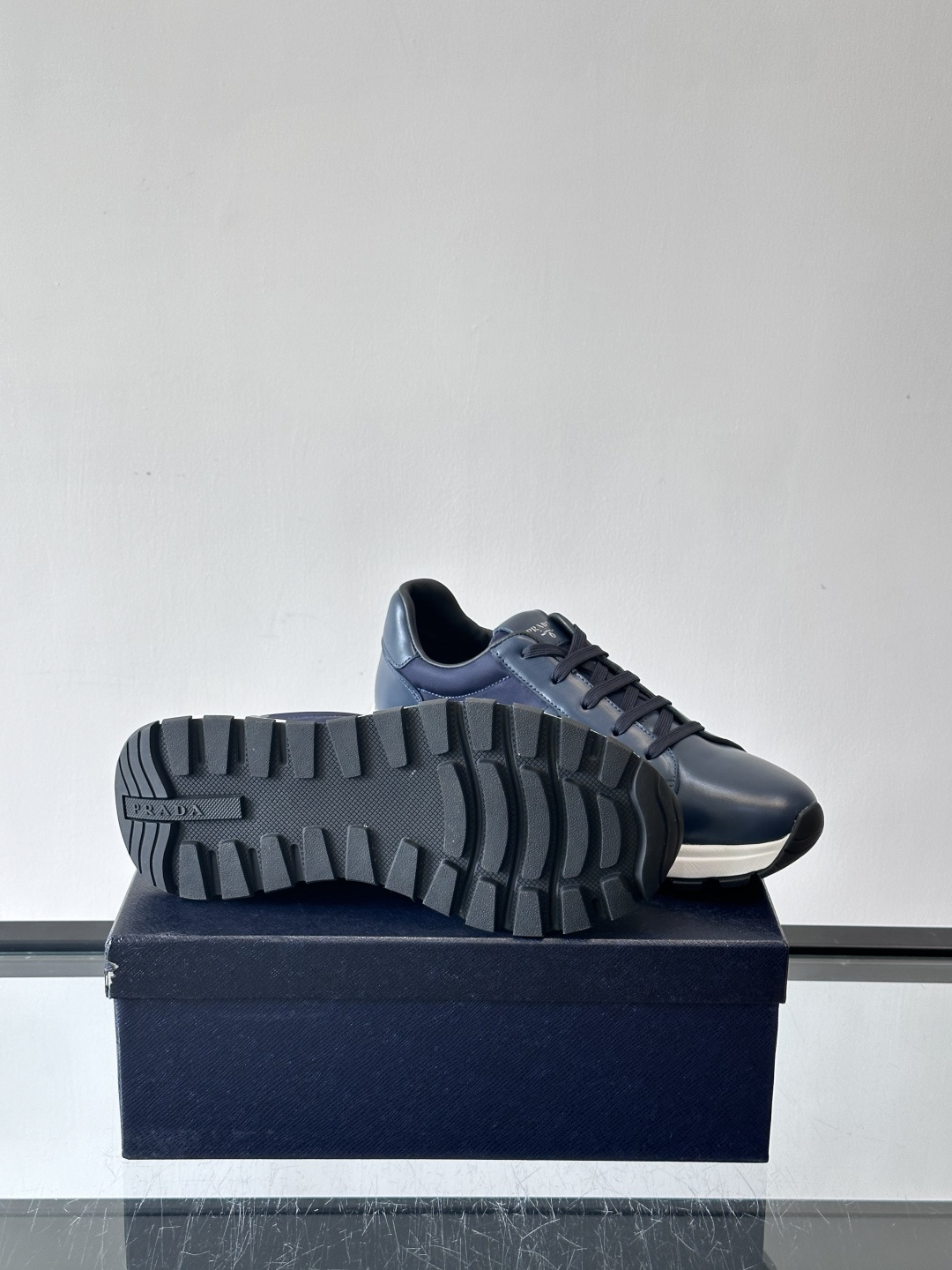 Prada 男士休闲运动鞋灵感来自经典赛车鞋，皮革+尼龙拼接，质感满分！侧面logo徽标超有辦识度，橡胶