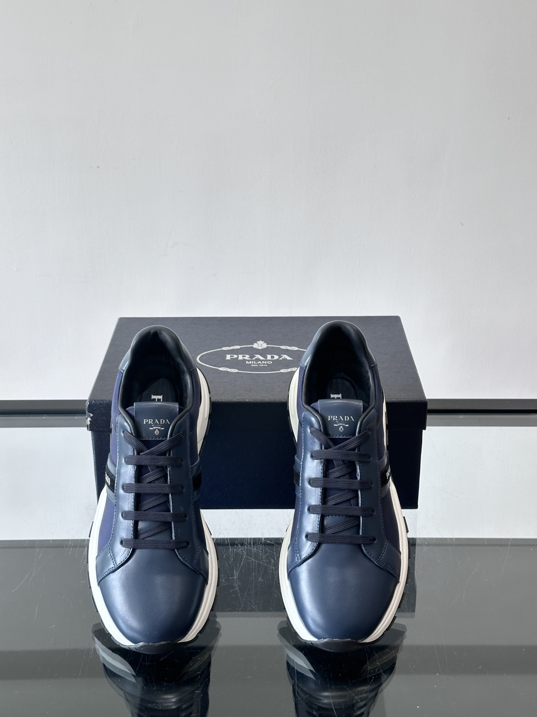 Prada 男士休闲运动鞋灵感来自经典赛车鞋，皮革+尼龙拼接，质感满分！侧面logo徽标超有辦识度，橡胶