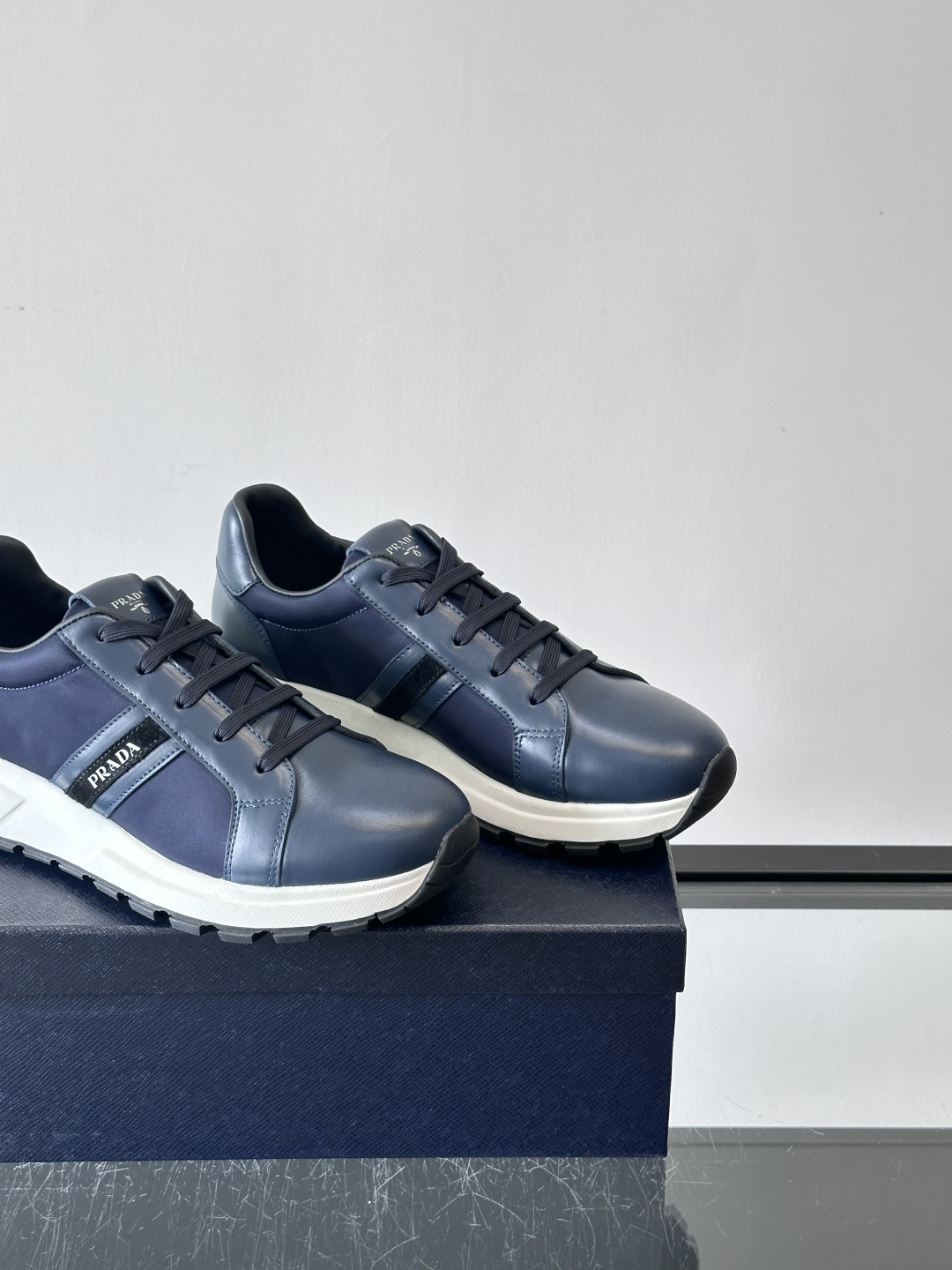 Prada 男士休闲运动鞋灵感来自经典赛车鞋，皮革+尼龙拼接，质感满分！侧面logo徽标超有辦识度，橡胶