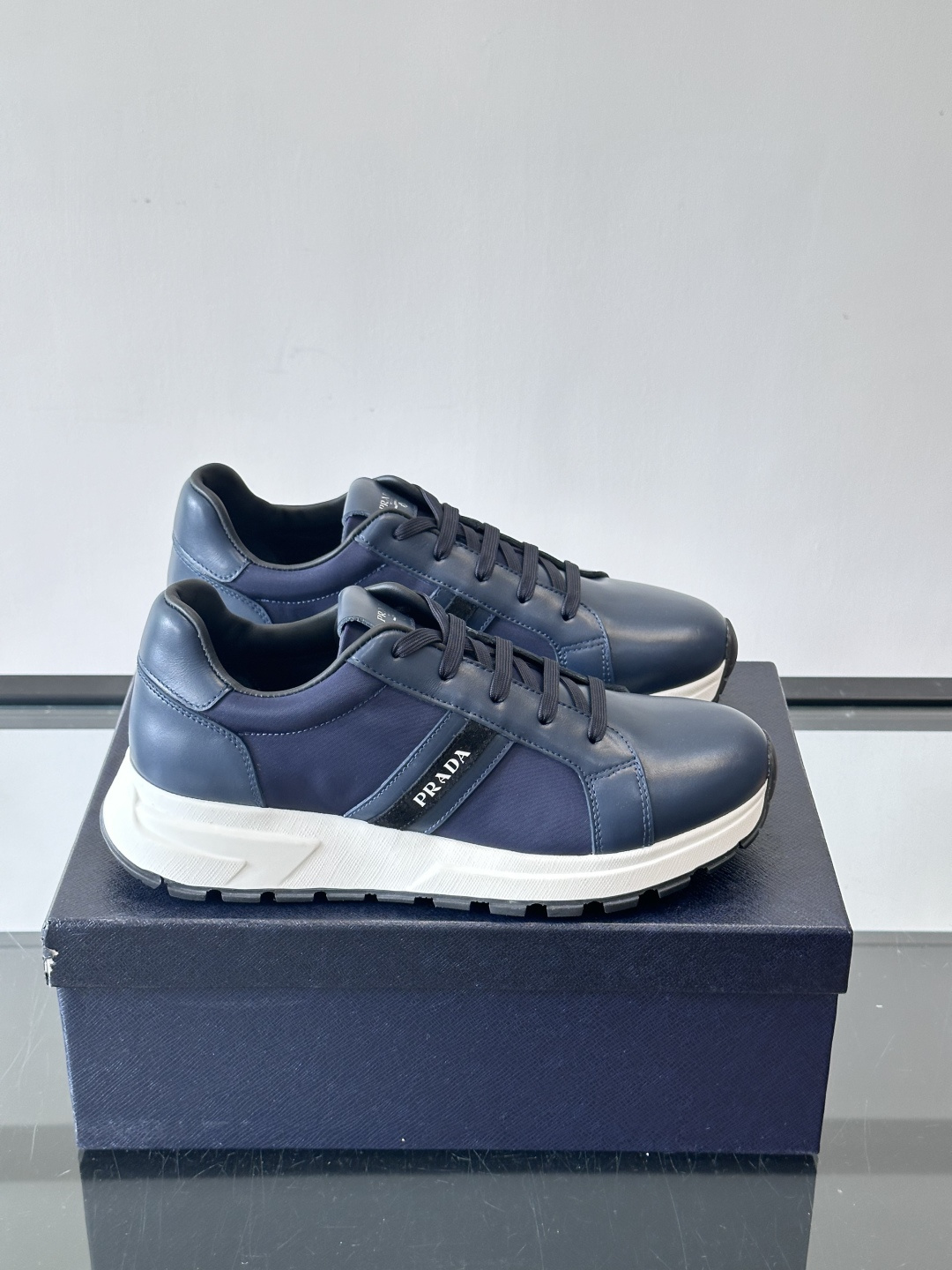 Prada 男士休闲运动鞋灵感来自经典赛车鞋，皮革+尼龙拼接，质感满分！侧面logo徽标超有辦识度，橡胶