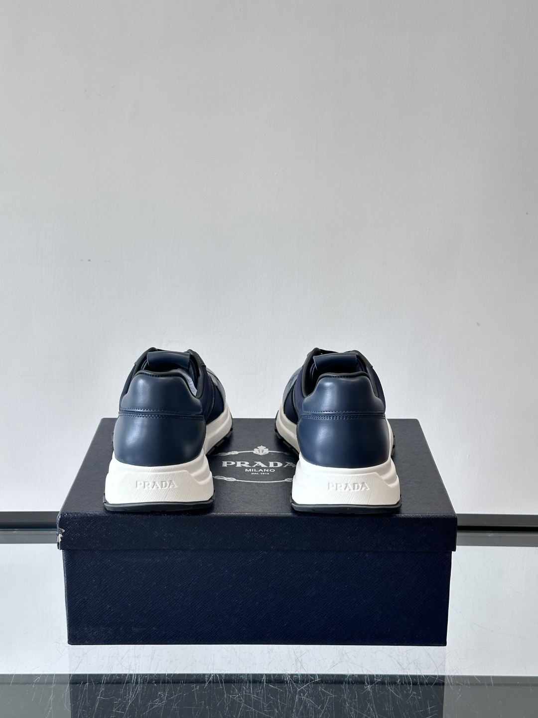 Prada 男士休闲运动鞋灵感来自经典赛车鞋，皮革+尼龙拼接，质感满分！侧面logo徽标超有辦识度，橡胶