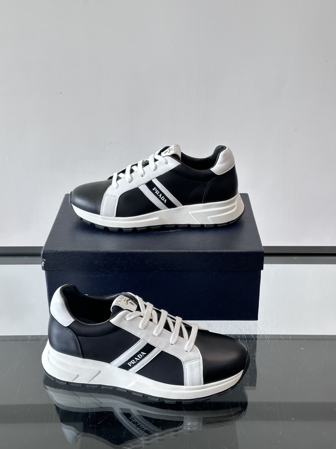 Prada 男士休闲运动鞋灵感来自经典赛车鞋，皮革+尼龙拼接，质感满分！侧面logo徽标超有辦识度，橡胶