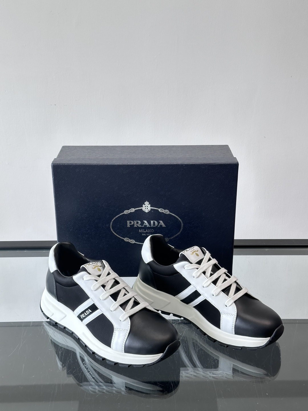 Prada 男士休闲运动鞋灵感来自经典赛车鞋，皮革+尼龙拼接，质感满分！侧面logo徽标超有辦识度，橡胶