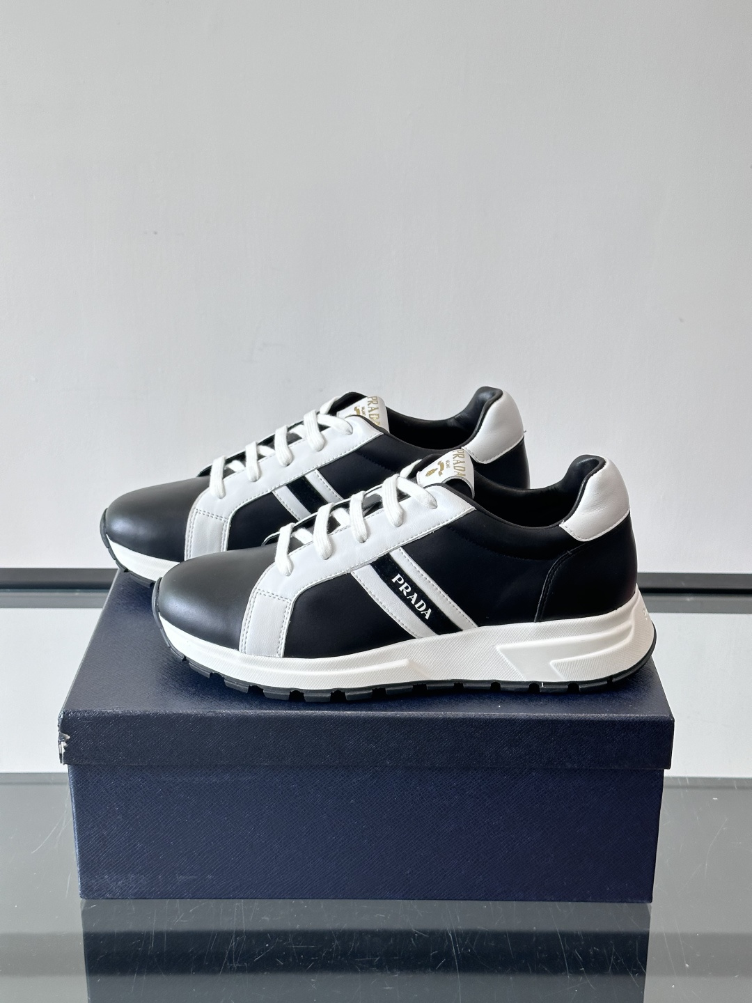 Prada 男士休闲运动鞋灵感来自经典赛车鞋，皮革+尼龙拼接，质感满分！侧面logo徽标超有辦识度，橡胶