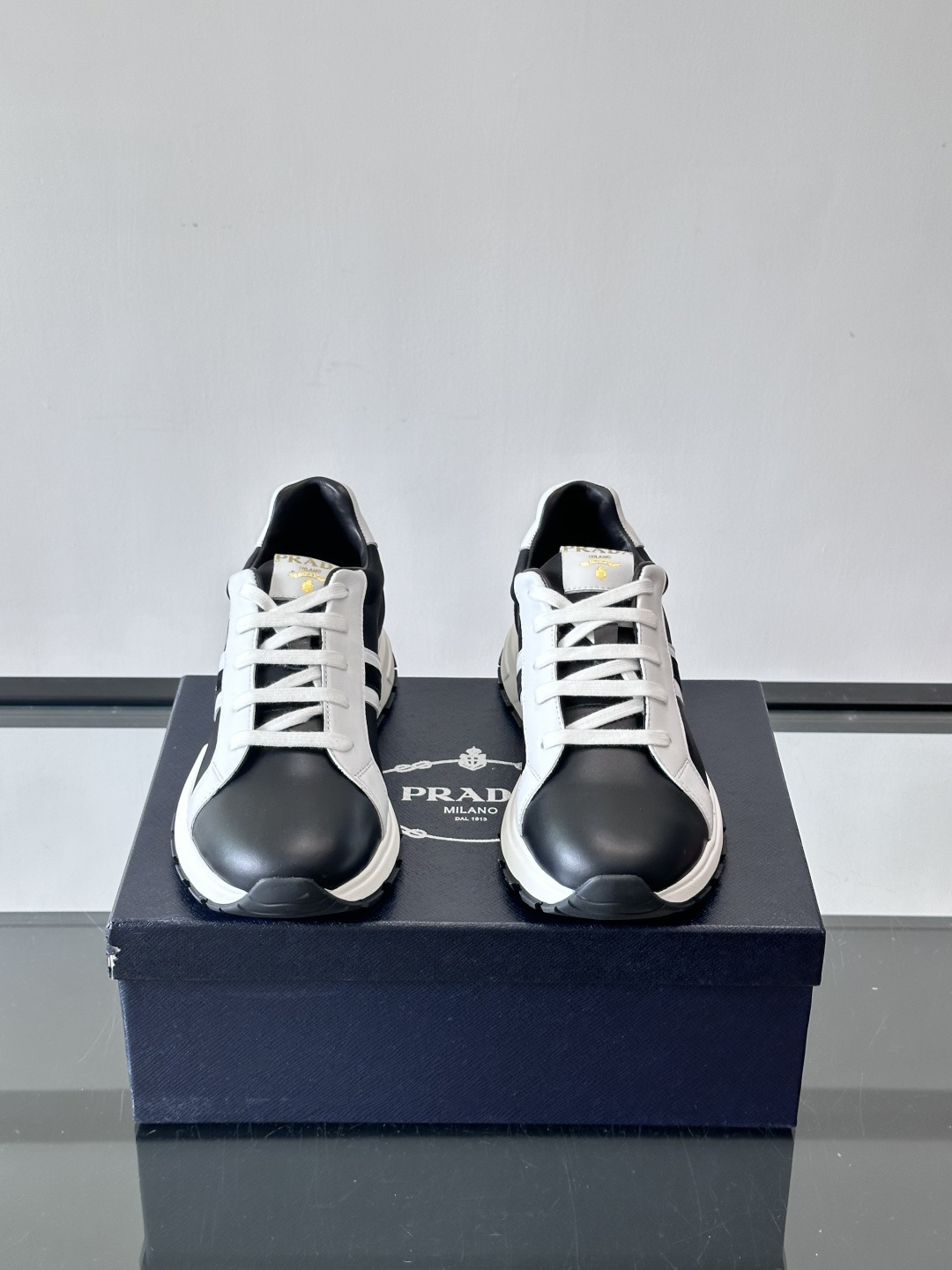 Prada 男士休闲运动鞋灵感来自经典赛车鞋，皮革+尼龙拼接，质感满分！侧面logo徽标超有辦识度，橡胶